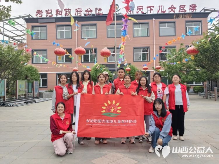 长治市阳光困境儿童帮扶协会赴南山田园敬老院义务理发活动志愿者为老人们送上精心编排的文艺节目 - 第1张