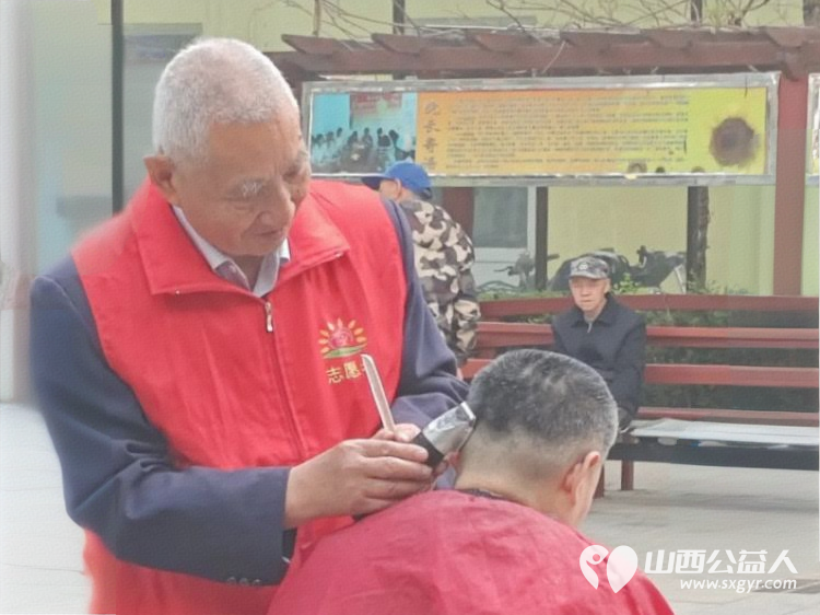 长治市阳光困境儿童帮扶协会赴南山田园敬老院义务理发活动志愿者为老人们送上精心编排的文艺节目 - 第6张