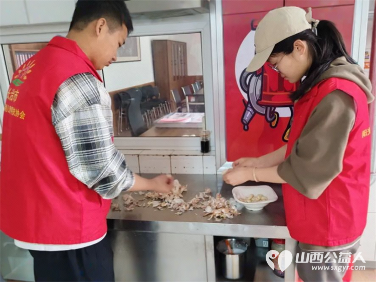 长治市阳光困境儿童帮扶协会赴南山田园敬老院义务理发活动志愿者为老人们送上精心编排的文艺节目 - 第9张