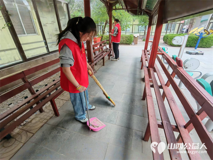 长治市阳光困境儿童帮扶协会赴南山田园敬老院义务理发活动志愿者为老人们送上精心编排的文艺节目 - 第32张