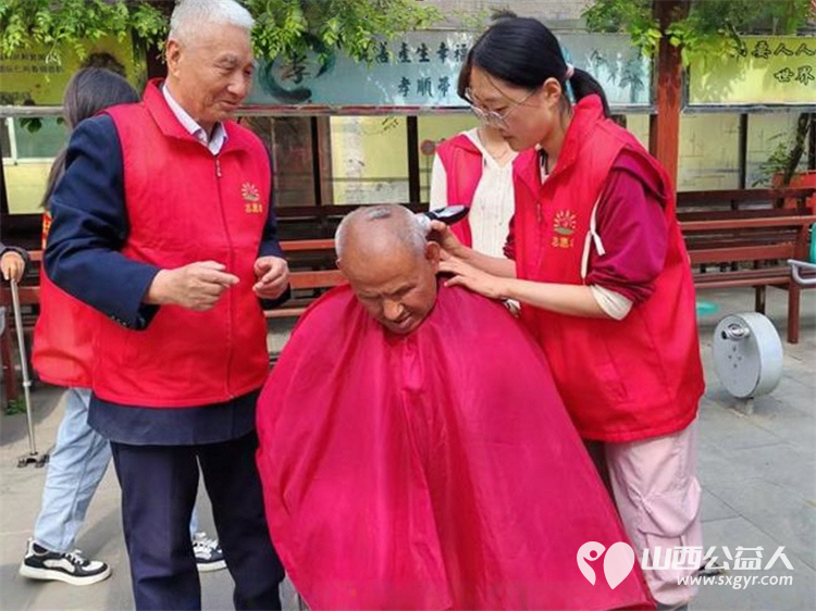 长治市阳光困境儿童帮扶协会赴南山田园敬老院义务理发活动志愿者为老人们送上精心编排的文艺节目 - 第2张