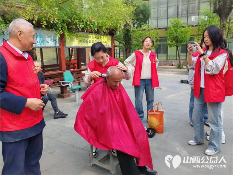 长治市阳光困境儿童帮扶协会赴南山田园敬老院义务理发活动志愿者为老人们送上精心编排的文艺节目 - 第5张