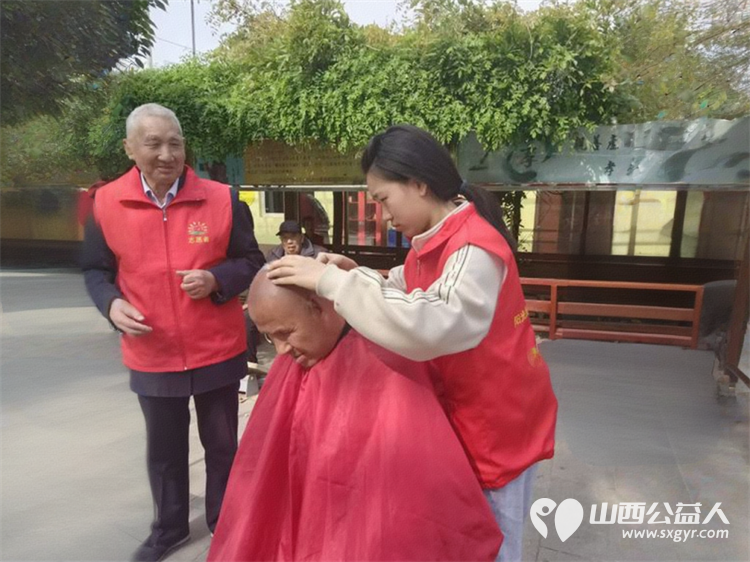 长治市阳光困境儿童帮扶协会赴南山田园敬老院义务理发活动志愿者为老人们送上精心编排的文艺节目 - 第4张