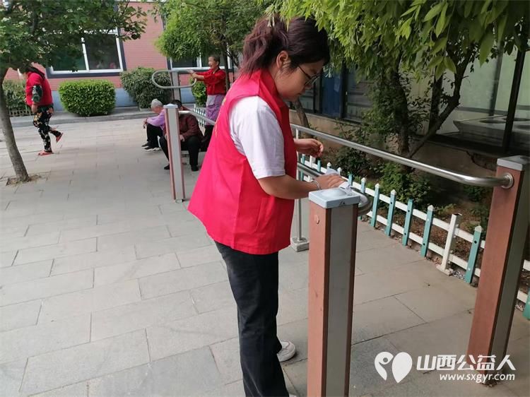 长治市阳光困境儿童帮扶协会赴南山田园敬老院义务理发活动志愿者为老人们送上精心编排的文艺节目 - 第23张