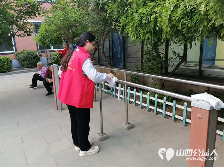 长治市阳光困境儿童帮扶协会赴南山田园敬老院义务理发活动志愿者为老人们送上精心编排的文艺节目 - 第24张