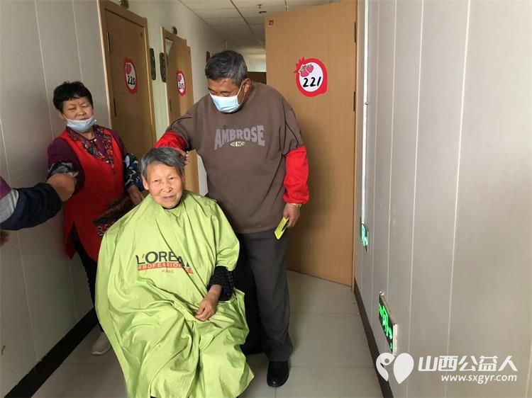 长治市阳光困境儿童帮扶协会赴南山田园敬老院义务理发活动志愿者为老人们送上精心编排的文艺节目 - 第8张