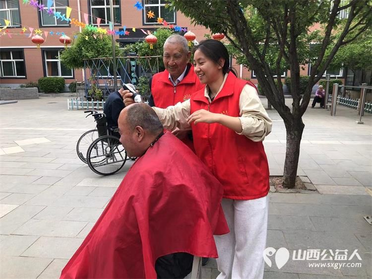 长治市阳光困境儿童帮扶协会赴南山田园敬老院义务理发活动志愿者为老人们送上精心编排的文艺节目 - 第7张