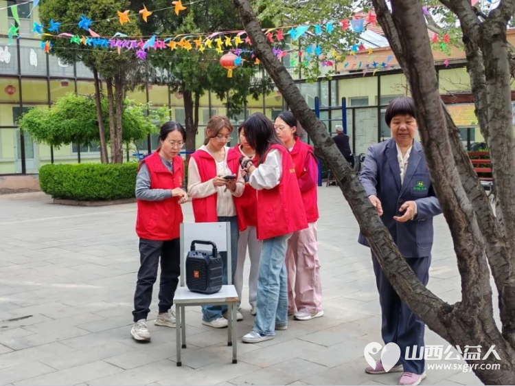 长治市阳光困境儿童帮扶协会赴南山田园敬老院义务理发活动志愿者为老人们送上精心编排的文艺节目 - 第10张