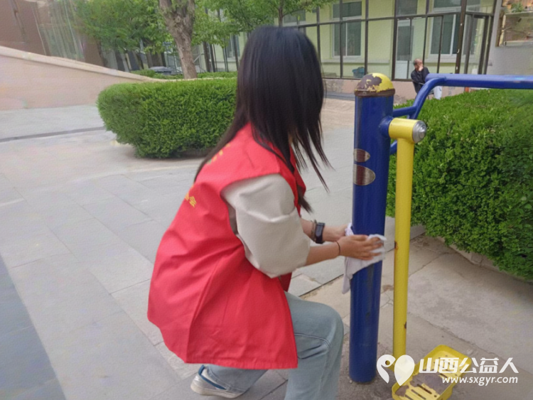 长治市阳光困境儿童帮扶协会赴南山田园敬老院义务理发活动志愿者为老人们送上精心编排的文艺节目 - 第21张