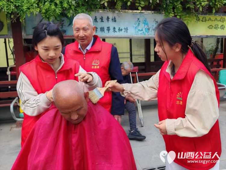 长治市阳光困境儿童帮扶协会赴南山田园敬老院义务理发活动志愿者为老人们送上精心编排的文艺节目 - 第3张