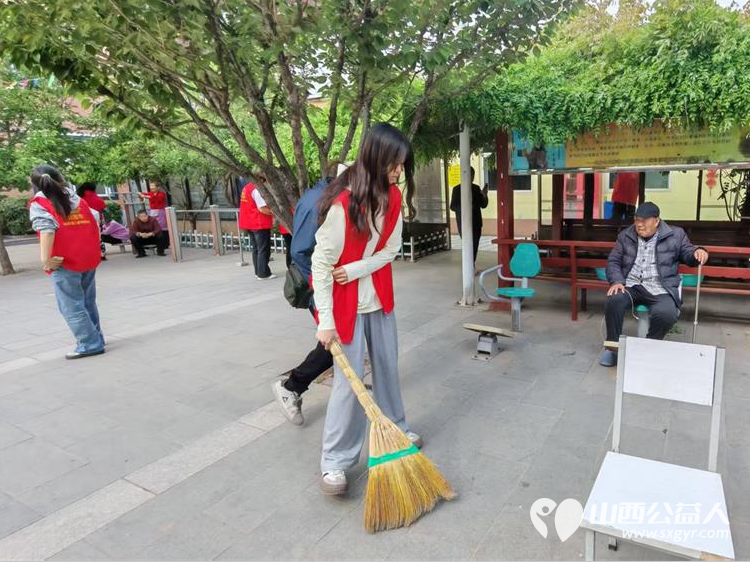 长治市阳光困境儿童帮扶协会赴南山田园敬老院义务理发活动志愿者为老人们送上精心编排的文艺节目 - 第25张