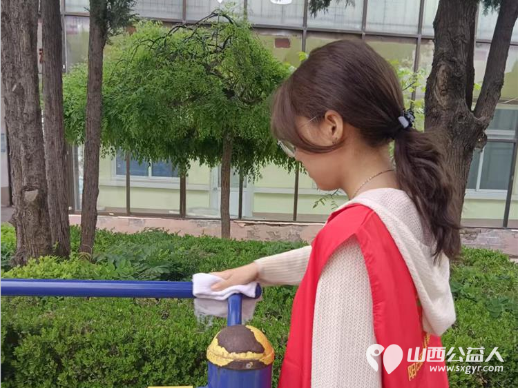 长治市阳光困境儿童帮扶协会赴南山田园敬老院义务理发活动志愿者为老人们送上精心编排的文艺节目 - 第22张