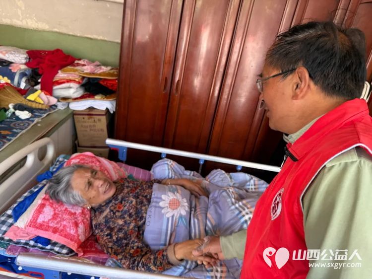 情系困境老人·传递爱与希望----忻州市秀容公益志愿服务中心温情慰问行去忻府区古城南关村看望生活困境崔大娘赠送米面油等生活必需品 - 第8张