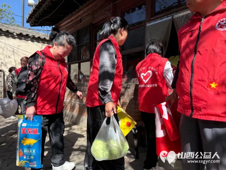 情系困境老人·传递爱与希望----忻州市秀容公益志愿服务中心温情慰问行去忻府区古城南关村看望生活困境崔大娘赠送米面油等生活必需品 - 第3张