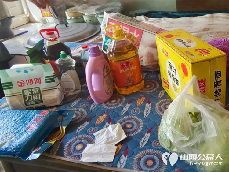 情系困境老人·传递爱与希望----忻州市秀容公益志愿服务中心温情慰问行去忻府区古城南关村看望生活困境崔大娘赠送米面油等生活必需品 - 第9张