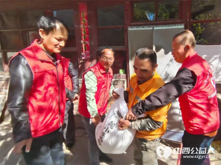 情系困境老人·传递爱与希望----忻州市秀容公益志愿服务中心温情慰问行去忻府区古城南关村看望生活困境崔大娘赠送米面油等生活必需品 - 第4张