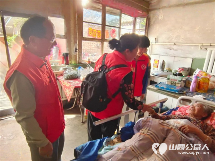 情系困境老人·传递爱与希望----忻州市秀容公益志愿服务中心温情慰问行去忻府区古城南关村看望生活困境崔大娘赠送米面油等生活必需品 - 第6张