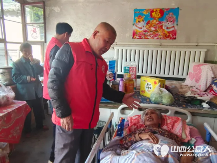 情系困境老人·传递爱与希望----忻州市秀容公益志愿服务中心温情慰问行去忻府区古城南关村看望生活困境崔大娘赠送米面油等生活必需品 - 第7张