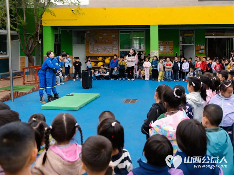 临县蓝天救援队讲师团先后走进临县实验小学等4所学校为孩子们带来预防校园暴力预防性侵害防溺水防踩踏消防安全和海姆立克法等急救知识宣讲 - 第5张 - 山西公益人 临县蓝天救援队讲师团先后走进临县实验小学等4所学校为孩子们带来预防校园暴力预防性侵害防溺水防踩踏消防安全和海姆立克法等急救知识宣讲 - 第5张