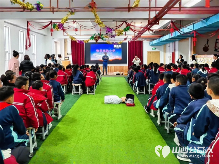 临县蓝天救援队讲师团先后走进临县实验小学等4所学校为孩子们带来预防校园暴力预防性侵害防溺水防踩踏消防安全和海姆立克法等急救知识宣讲 - 第6张 - 山西公益人 临县蓝天救援队讲师团先后走进临县实验小学等4所学校为孩子们带来预防校园暴力预防性侵害防溺水防踩踏消防安全和海姆立克法等急救知识宣讲 - 第6张