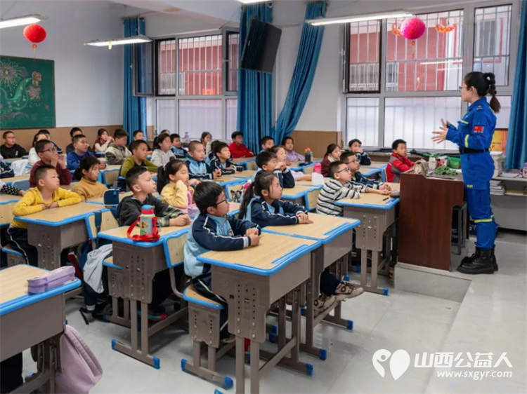 临县蓝天救援队讲师团先后走进临县实验小学等4所学校为孩子们带来预防校园暴力预防性侵害防溺水防踩踏消防安全和海姆立克法等急救知识宣讲 - 第1张 - 山西公益人 临县蓝天救援队讲师团先后走进临县实验小学等4所学校为孩子们带来预防校园暴力预防性侵害防溺水防踩踏消防安全和海姆立克法等急救知识宣讲 - 第1张