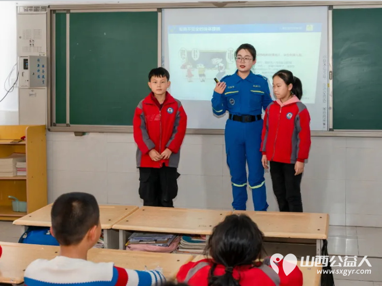 临县蓝天救援队讲师团先后走进临县实验小学等4所学校为孩子们带来预防校园暴力预防性侵害防溺水防踩踏消防安全和海姆立克法等急救知识宣讲 - 第3张 - 山西公益人 临县蓝天救援队讲师团先后走进临县实验小学等4所学校为孩子们带来预防校园暴力预防性侵害防溺水防踩踏消防安全和海姆立克法等急救知识宣讲 - 第3张