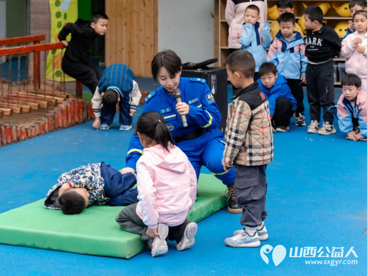 临县蓝天救援队讲师团先后走进临县实验小学等4所学校为孩子们带来预防校园暴力预防性侵害防溺水防踩踏消防安全和海姆立克法等急救知识宣讲 - 第8张 - 山西公益人 临县蓝天救援队讲师团先后走进临县实验小学等4所学校为孩子们带来预防校园暴力预防性侵害防溺水防踩踏消防安全和海姆立克法等急救知识宣讲 - 第8张