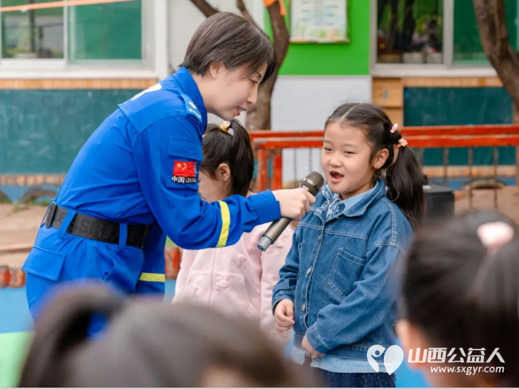 临县蓝天救援队讲师团先后走进临县实验小学等4所学校为孩子们带来预防校园暴力预防性侵害防溺水防踩踏消防安全和海姆立克法等急救知识宣讲 - 第9张 - 山西公益人 临县蓝天救援队讲师团先后走进临县实验小学等4所学校为孩子们带来预防校园暴力预防性侵害防溺水防踩踏消防安全和海姆立克法等急救知识宣讲 - 第9张