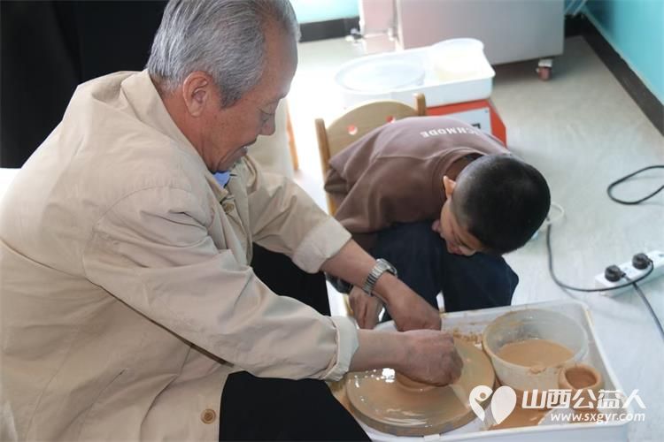 大家人寿山西分公司团队再次来到太原市灵星康复中心陪着心青年一起做手工为心青年提供更多的帮助和支持 - 第6张 - 山西公益人 大家人寿山西分公司团队再次来到太原市灵星康复中心陪着心青年一起做手工为心青年提供更多的帮助和支持 - 第6张
