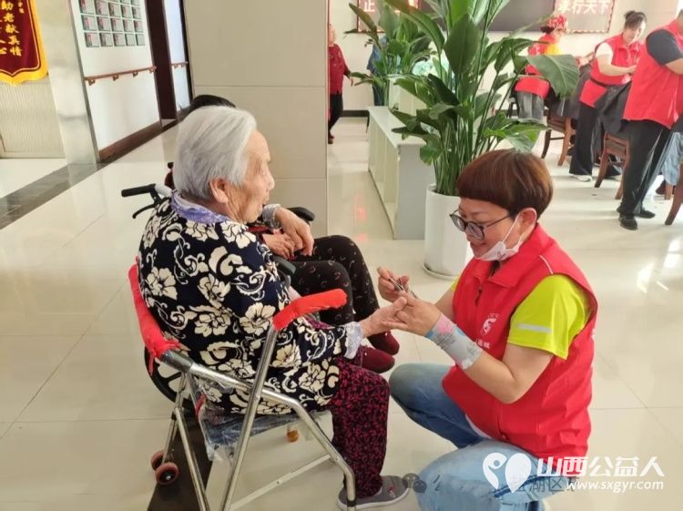 情暖夕阳敬老活动风雨无阻的温暖守护 运城市盐湖区志愿者协会志愿者们来到仁德养护院将温暖与关怀送到了老人身边 - 第3张