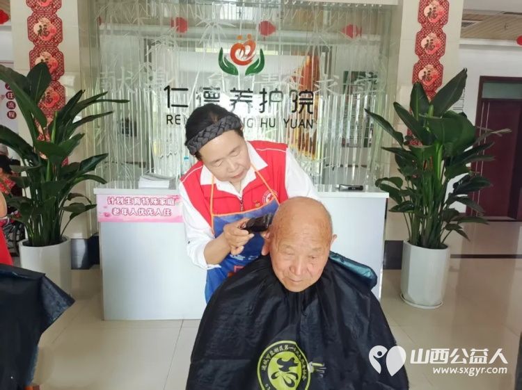 情暖夕阳敬老活动风雨无阻的温暖守护 运城市盐湖区志愿者协会志愿者们来到仁德养护院将温暖与关怀送到了老人身边 - 第5张 - 山西公益人 情暖夕阳敬老活动风雨无阻的温暖守护 运城市盐湖区志愿者协会志愿者们来到仁德养护院将温暖与关怀送到了老人身边 - 第5张