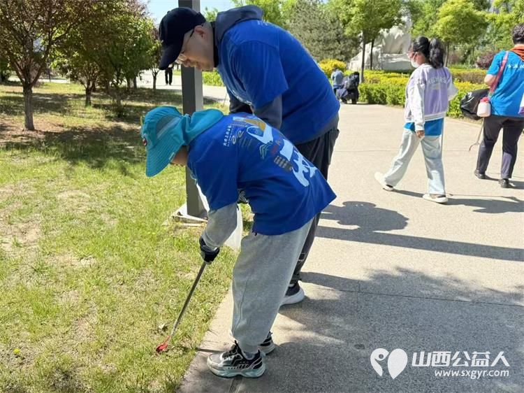 太原市儿童友好促进会儿童公益专委会五一劳动节组织绿水青山榜样少年先锋少年志愿服务活动清理汾河畔的垃圾杂物 - 第7张