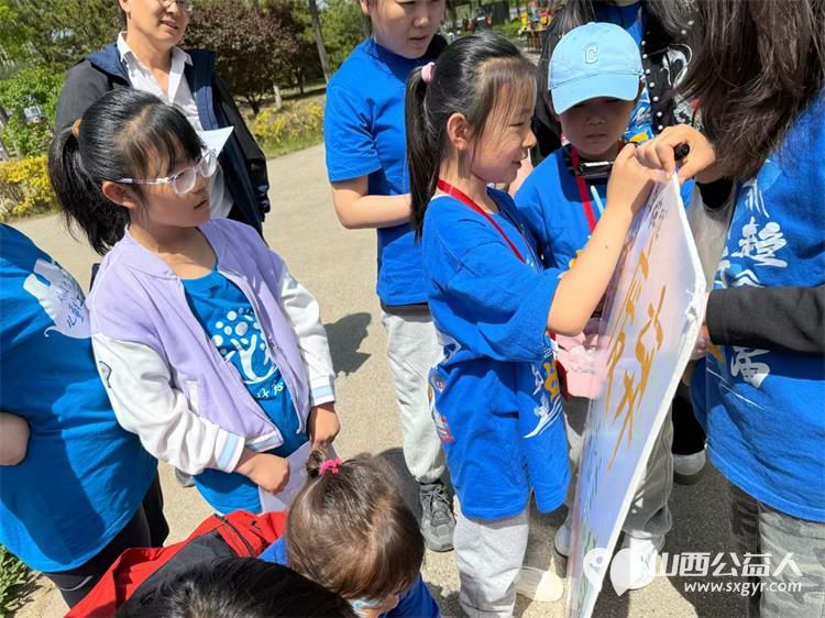 太原市儿童友好促进会儿童公益专委会五一劳动节组织绿水青山榜样少年先锋少年志愿服务活动清理汾河畔的垃圾杂物 - 第9张