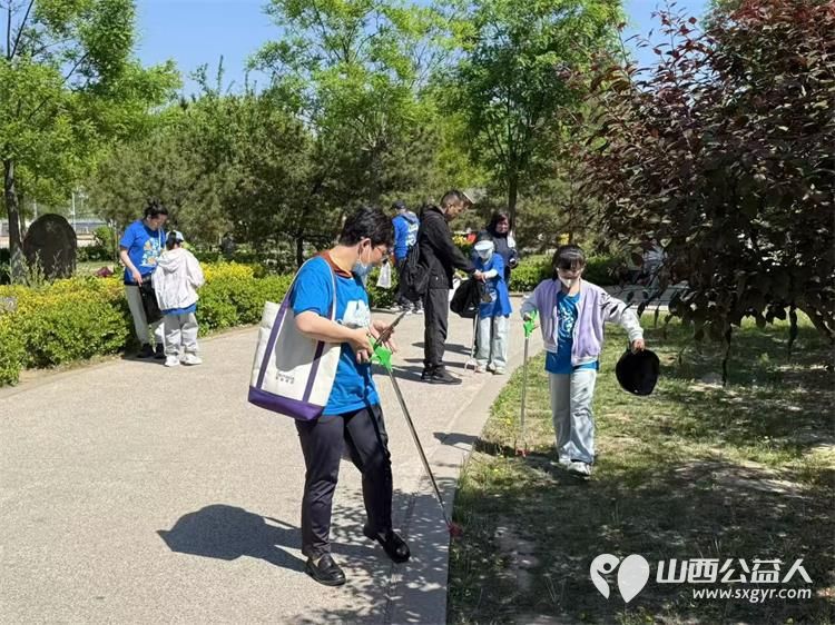太原市儿童友好促进会儿童公益专委会五一劳动节组织绿水青山榜样少年先锋少年志愿服务活动清理汾河畔的垃圾杂物 - 第4张