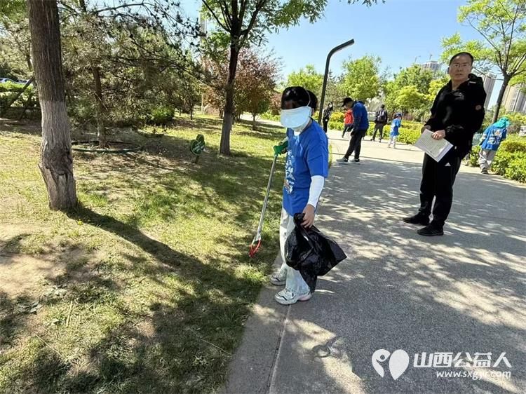 太原市儿童友好促进会儿童公益专委会五一劳动节组织绿水青山榜样少年先锋少年志愿服务活动清理汾河畔的垃圾杂物 - 第5张
