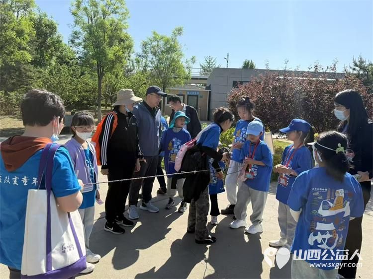 太原市儿童友好促进会儿童公益专委会五一劳动节组织绿水青山榜样少年先锋少年志愿服务活动清理汾河畔的垃圾杂物 - 第3张