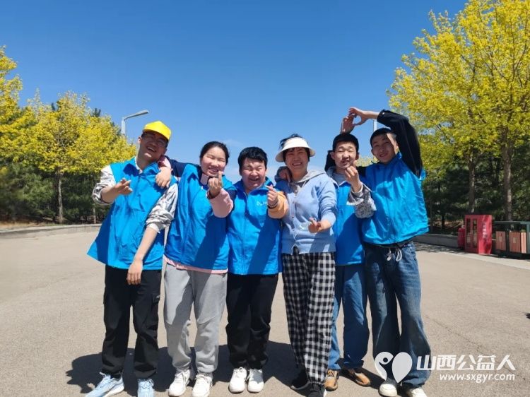 春日有爱玩心无界,畅游沣汇公园共绘春日记忆,朔州慧灵尚德乐心智障碍康复中心的学员们走进朔州市沣汇公园举办融合自然游戏与温情的春游活动 - 第2张 - 山西公益人 春日有爱玩心无界,畅游沣汇公园共绘春日记忆,朔州慧灵尚德乐心智障碍康复中心的学员们走进朔州市沣汇公园举办融合自然游戏与温情的春游活动 - 第2张