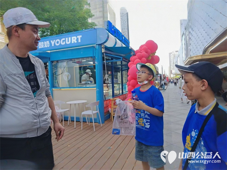 太原市儿童友好促进会儿童公益专委会在万达广场倡导烟头不落地、为环卫工人筹集爱心伞 - 第6张