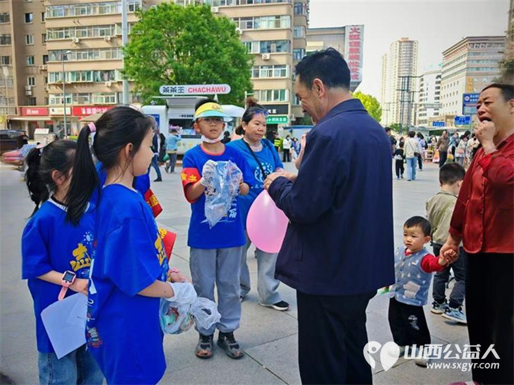太原市儿童友好促进会儿童公益专委会在万达广场倡导烟头不落地、为环卫工人筹集爱心伞 - 第7张