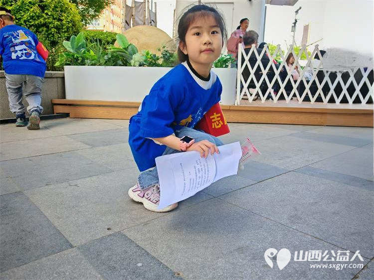 太原市儿童友好促进会儿童公益专委会在万达广场倡导烟头不落地、为环卫工人筹集爱心伞 - 第8张
