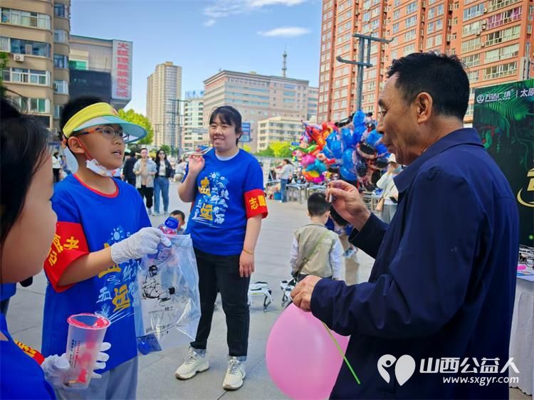 太原市儿童友好促进会儿童公益专委会在万达广场倡导烟头不落地、为环卫工人筹集爱心伞 - 第5张