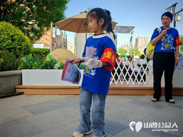 太原市儿童友好促进会儿童公益专委会在万达广场倡导烟头不落地、为环卫工人筹集爱心伞 - 第3张