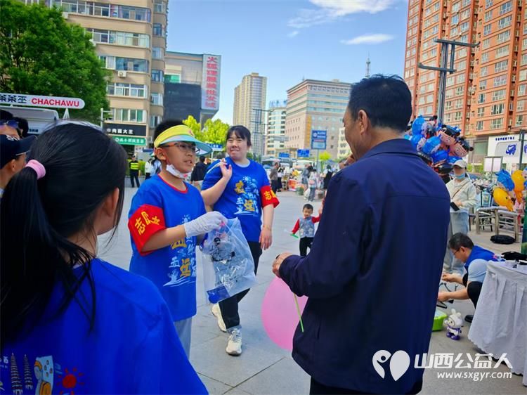 太原市儿童友好促进会儿童公益专委会在万达广场倡导烟头不落地、为环卫工人筹集爱心伞 - 第4张
