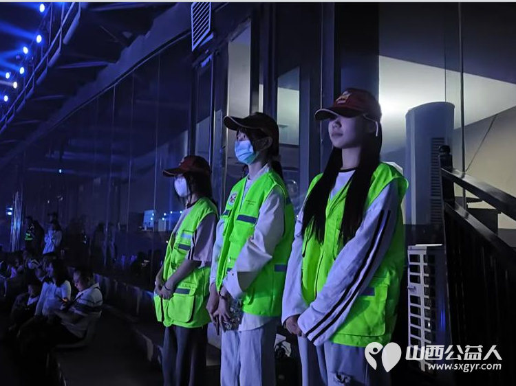 怡然见晋中遇见花火夜 晋中新青年高校志愿者联合服务中心志愿服务保障活动安全举行 - 第4张 - 山西公益人 怡然见晋中遇见花火夜 晋中新青年高校志愿者联合服务中心志愿服务保障活动安全举行 - 第4张