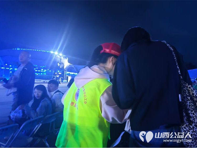 怡然见晋中遇见花火夜 晋中新青年高校志愿者联合服务中心志愿服务保障活动安全举行 - 第7张 - 山西公益人 怡然见晋中遇见花火夜 晋中新青年高校志愿者联合服务中心志愿服务保障活动安全举行 - 第7张