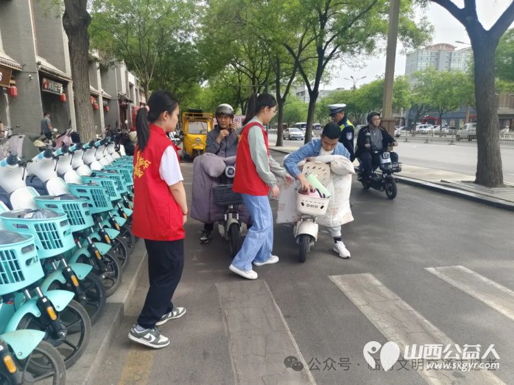 文明交通进社区普法宣传润民心 临汾市文明交通志愿者协会携手交警支队开展普法宣传活动 - 第7张 - 山西公益人 文明交通进社区普法宣传润民心 临汾市文明交通志愿者协会携手交警支队开展普法宣传活动 - 第7张