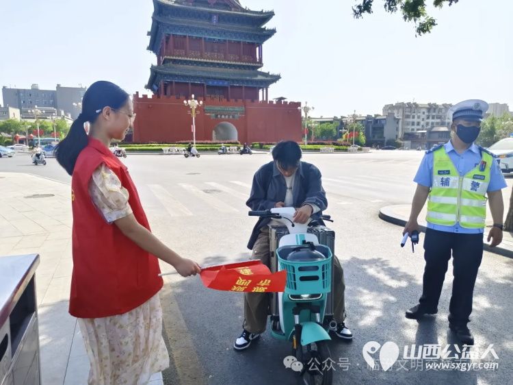 文明交通进社区普法宣传润民心 临汾市文明交通志愿者协会携手交警支队开展普法宣传活动 - 第6张 - 山西公益人 文明交通进社区普法宣传润民心 临汾市文明交通志愿者协会携手交警支队开展普法宣传活动 - 第6张