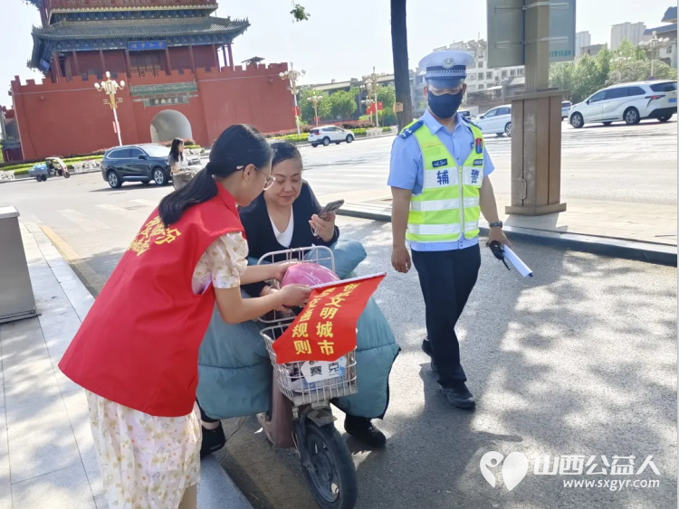 文明交通进社区普法宣传润民心 临汾市文明交通志愿者协会携手交警支队开展普法宣传活动 - 第5张 - 山西公益人 文明交通进社区普法宣传润民心 临汾市文明交通志愿者协会携手交警支队开展普法宣传活动 - 第5张