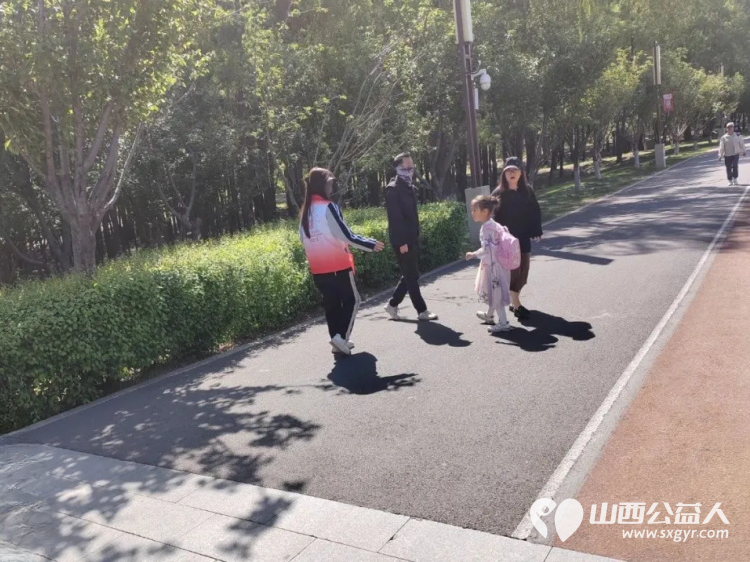 劳动践初心文明润心田----长治市正能量公益协会组织志愿者五一节漳泽湖志愿服务进行时 - 第10张 - 山西公益人 劳动践初心文明润心田----长治市正能量公益协会组织志愿者五一节漳泽湖志愿服务进行时 - 第10张