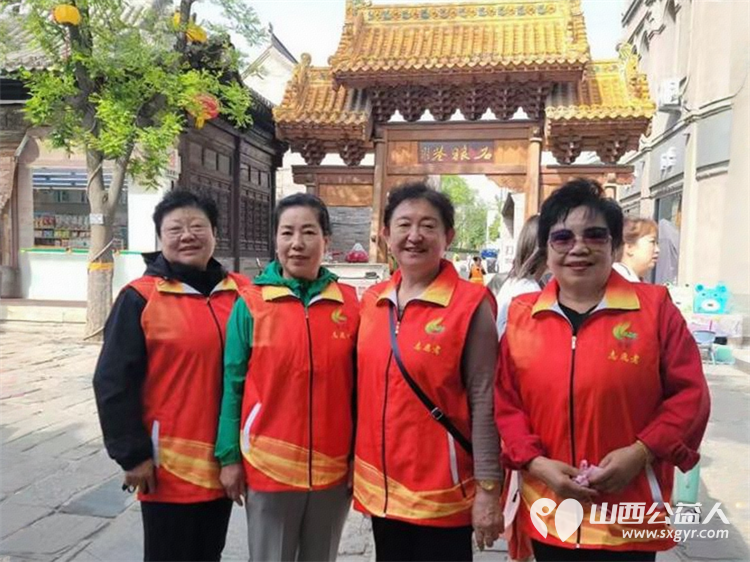 忻州市文旅志愿者为忻州古城默默奉献全天候在古城化成古城管家为游客解答所提问题 - 第1张 - 山西公益人 忻州市文旅志愿者为忻州古城默默奉献全天候在古城化成古城管家为游客解答所提问题 - 第1张